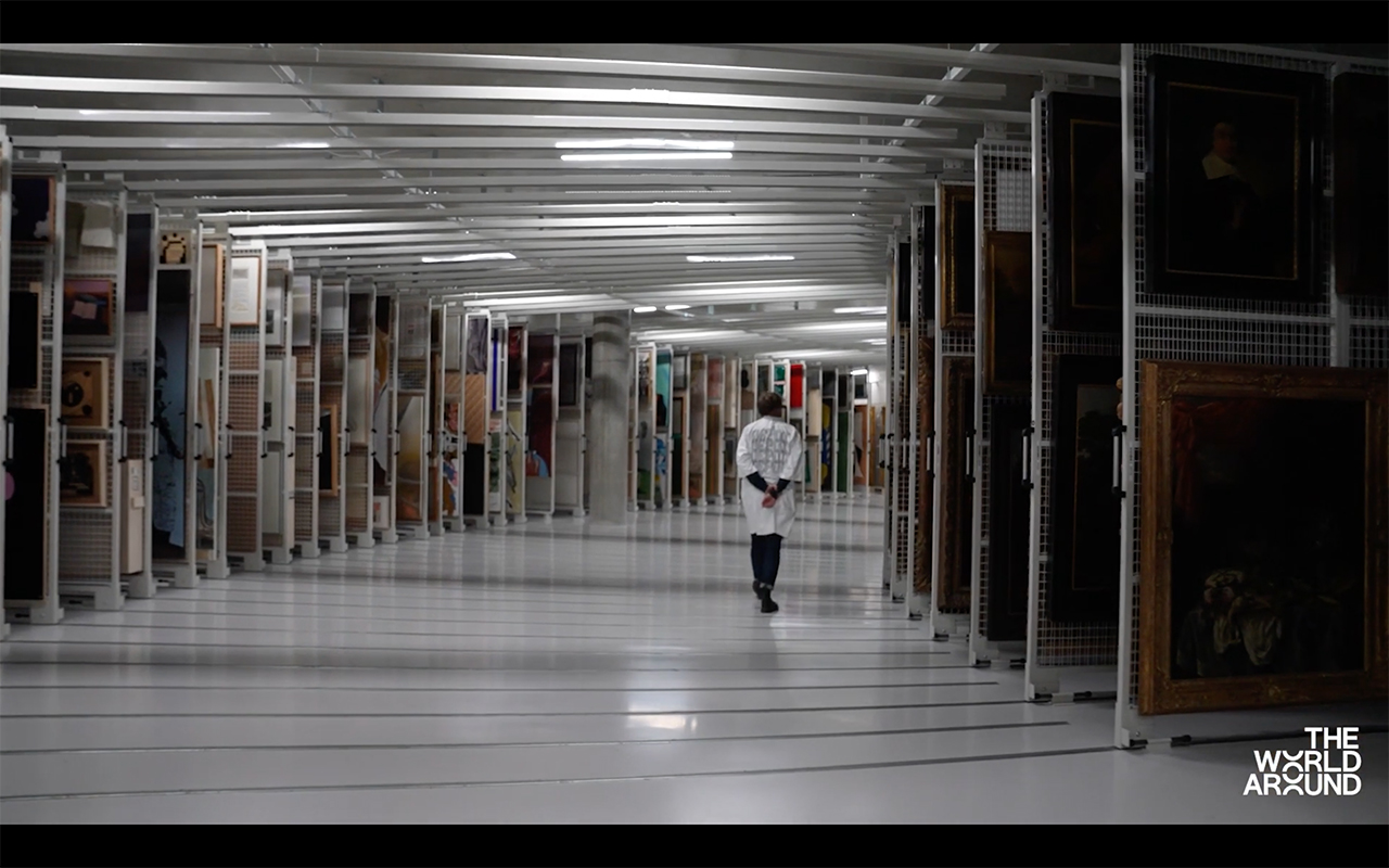 Architekt Winy Maas führt durch das offene Archivgebäude in Rotterdam