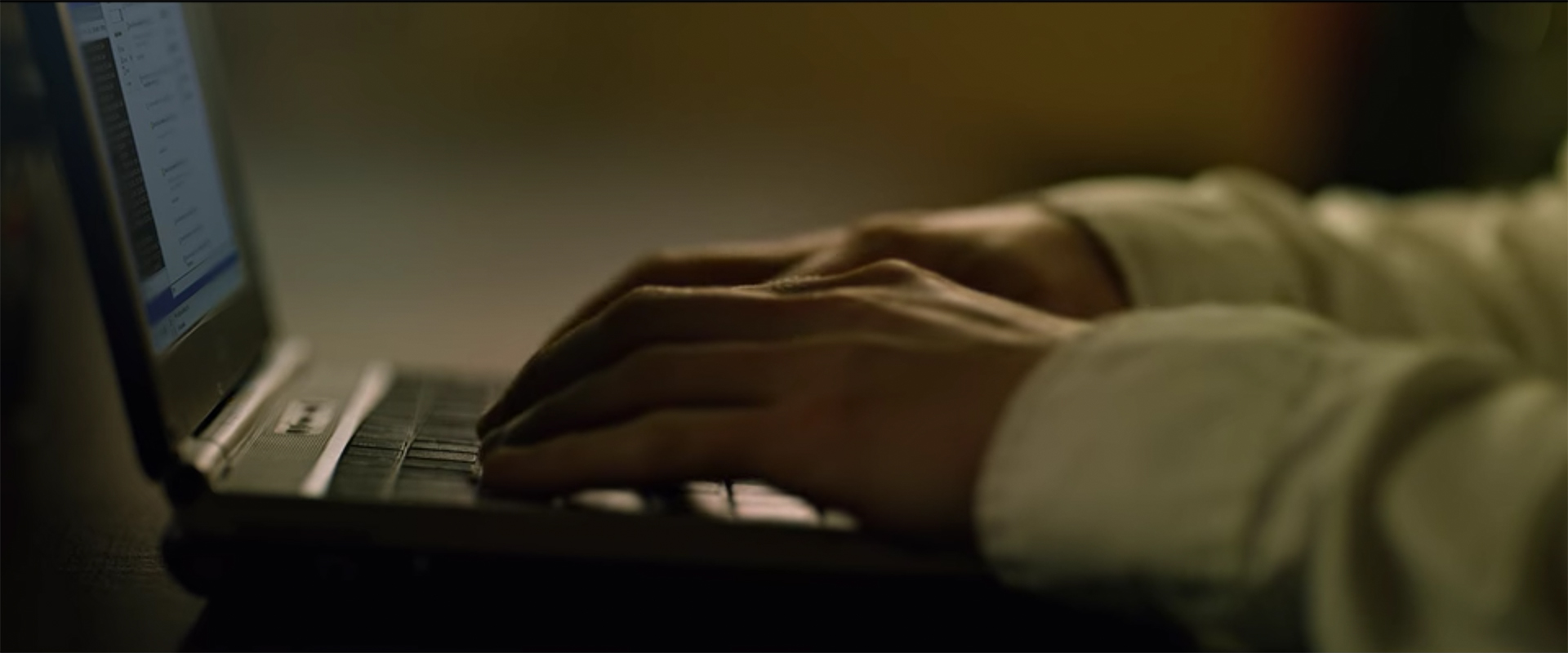Zucks Finger berühren die Tastatur seines Laptops