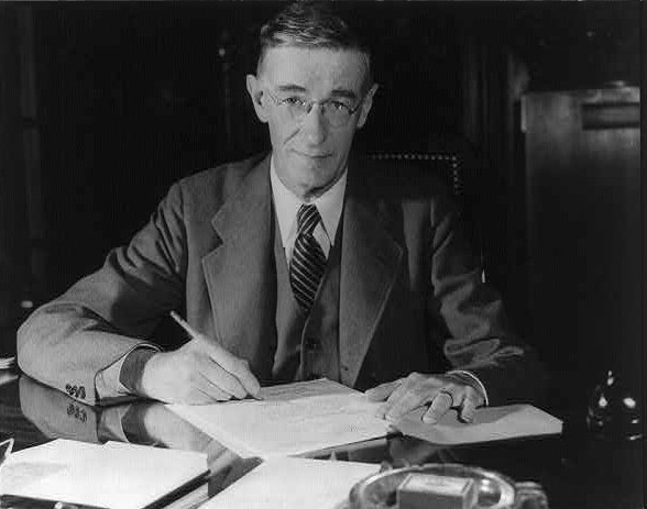Portrait Foto von Vannevar Bush
